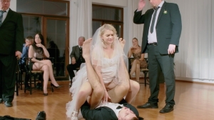 Bride tries heavy duty dick right on her wedding day