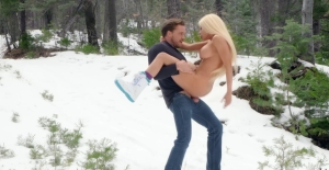 Stunning blonde ignores the cold outside to fuck and swallow