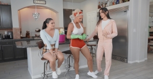 Kinky babes Violet Starr and Phoenix Marie have sex in the kitchen