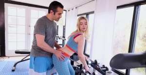 Aroused blonde beauty works her magic on cock during morning fitness