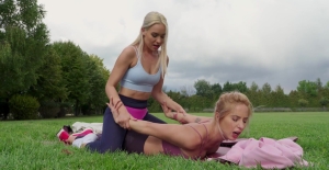 Sporty dolls turn their outdoor yoga lesson into a sexual oral duo